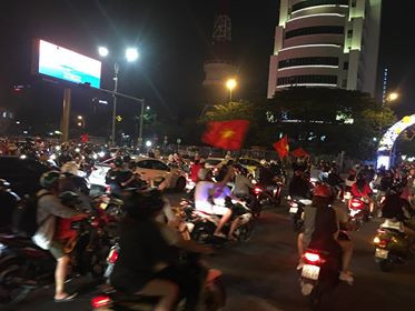 Cả nước xuống đường mừng tuyển Việt Nam vào chung kết AFF Cup ảnh 49