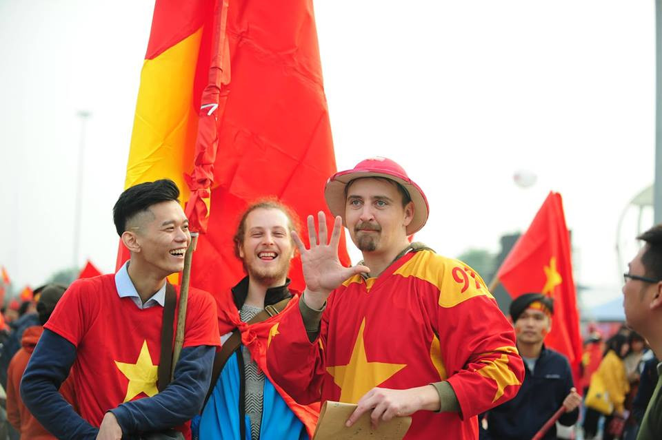 Cổ động viên vỡ òa sau bàn mở tỷ số của Anh Đức ảnh 38