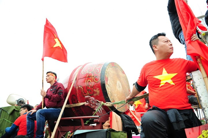 Cổ động viên vỡ òa sau bàn mở tỷ số của Anh Đức ảnh 30