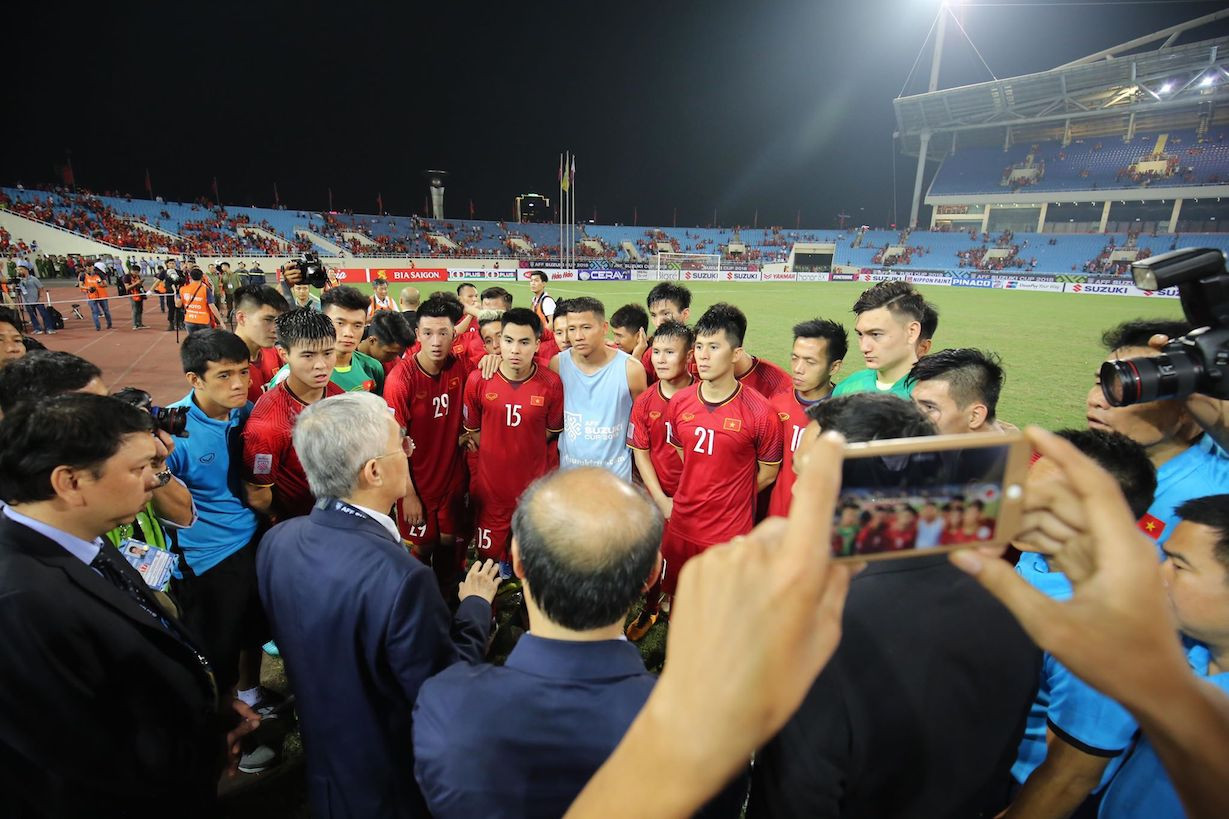 Cả nước xuống đường mừng tuyển Việt Nam vào chung kết AFF Cup ảnh 40