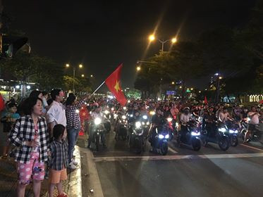 Cả nước xuống đường mừng tuyển Việt Nam vào chung kết AFF Cup ảnh 48