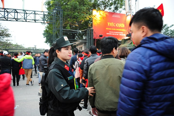 Cổ động viên vỡ òa sau bàn mở tỷ số của Anh Đức ảnh 19