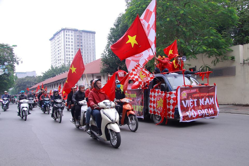 Cổ động viên vỡ òa sau bàn mở tỷ số của Anh Đức ảnh 70