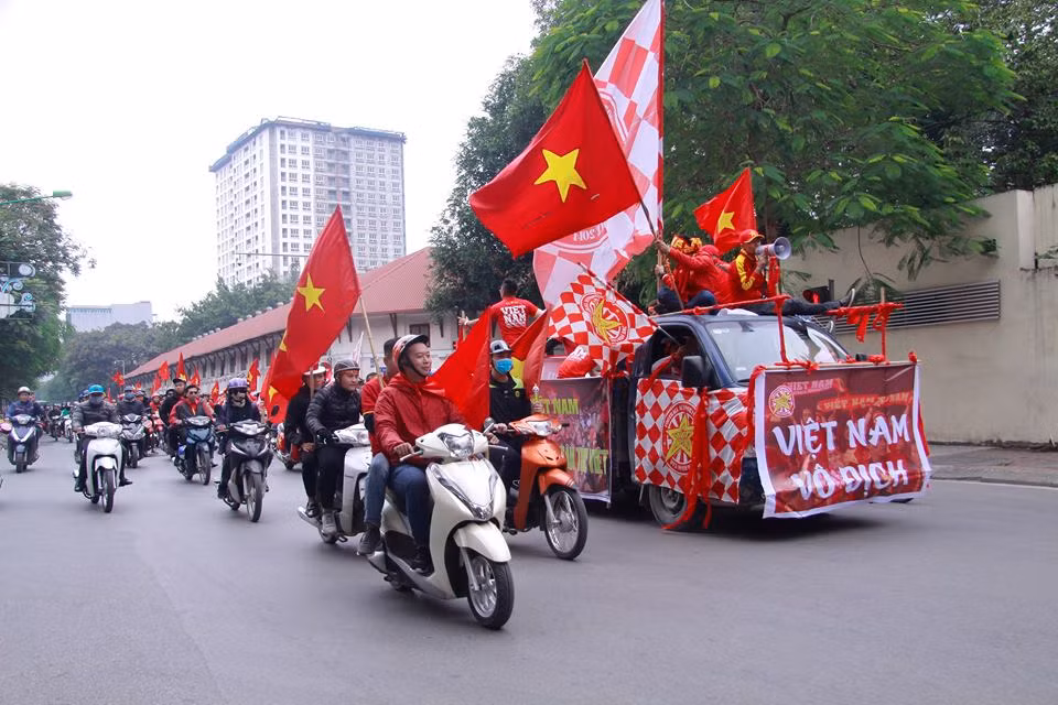 Cổ động viên vỡ òa sau bàn mở tỷ số của Anh Đức ảnh 70