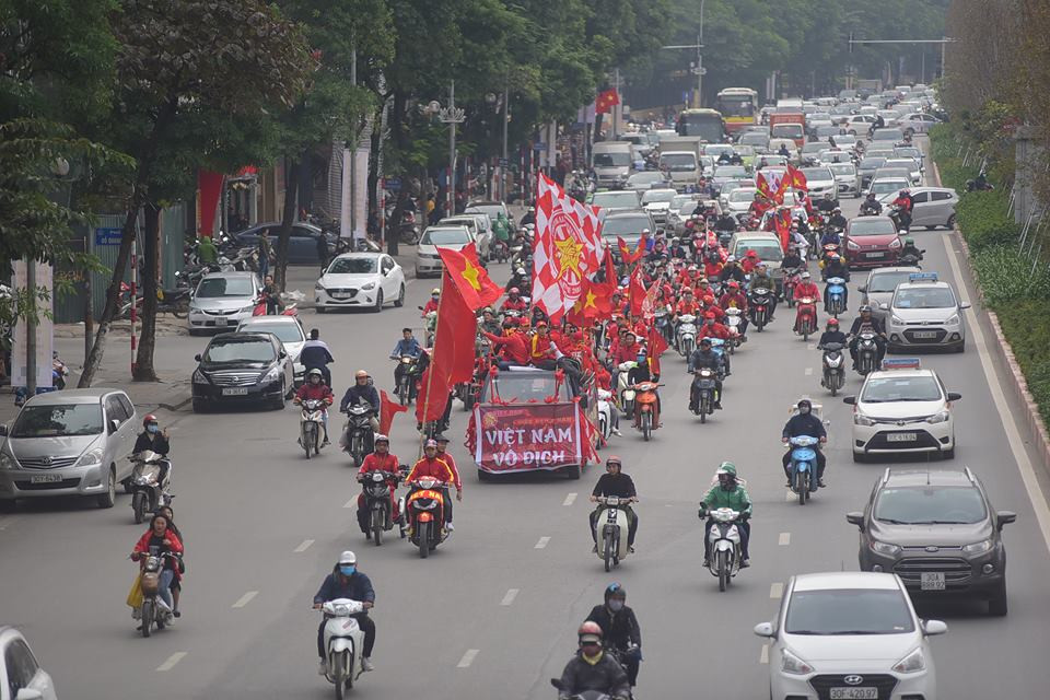 Cổ động viên vỡ òa sau bàn mở tỷ số của Anh Đức ảnh 71