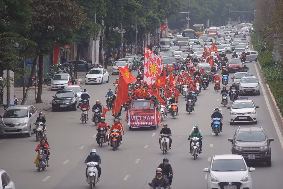 Cổ động viên vỡ òa sau bàn mở tỷ số của Anh Đức ảnh 71