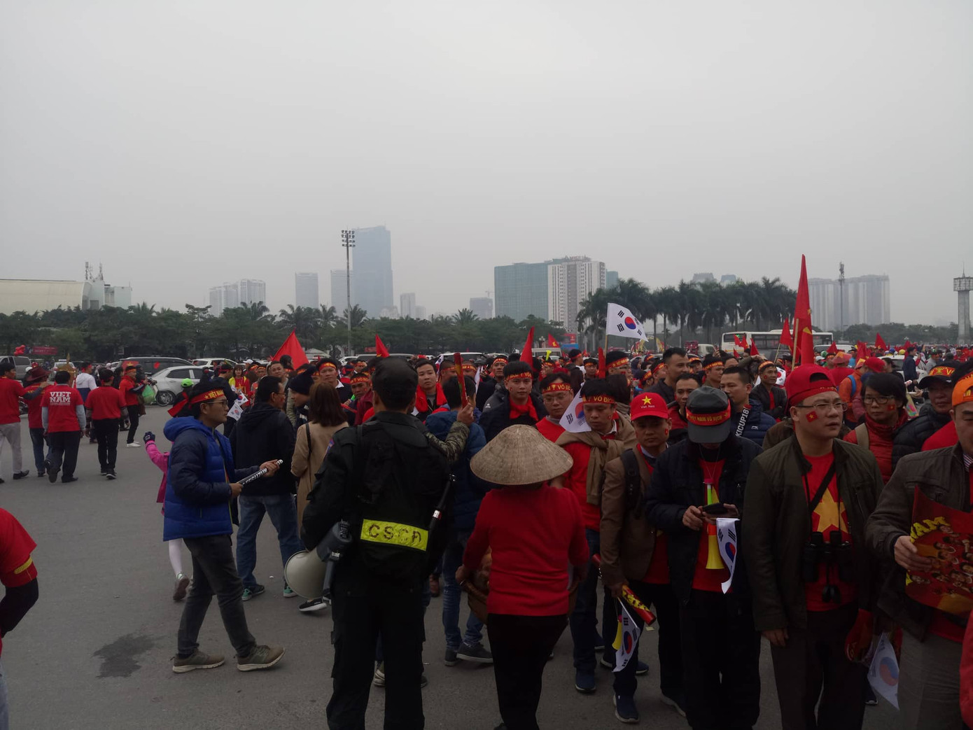 Cổ động viên vỡ òa sau bàn mở tỷ số của Anh Đức ảnh 51