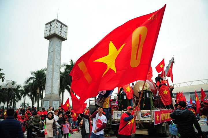 Cổ động viên vỡ òa sau bàn mở tỷ số của Anh Đức ảnh 28