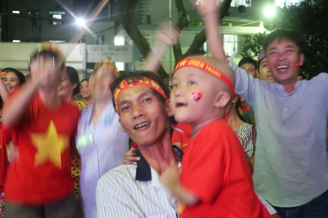 Đêm cuồng nhiệt với chức vô địch AFF Cup 2018 của tuyển Việt Nam ảnh 40