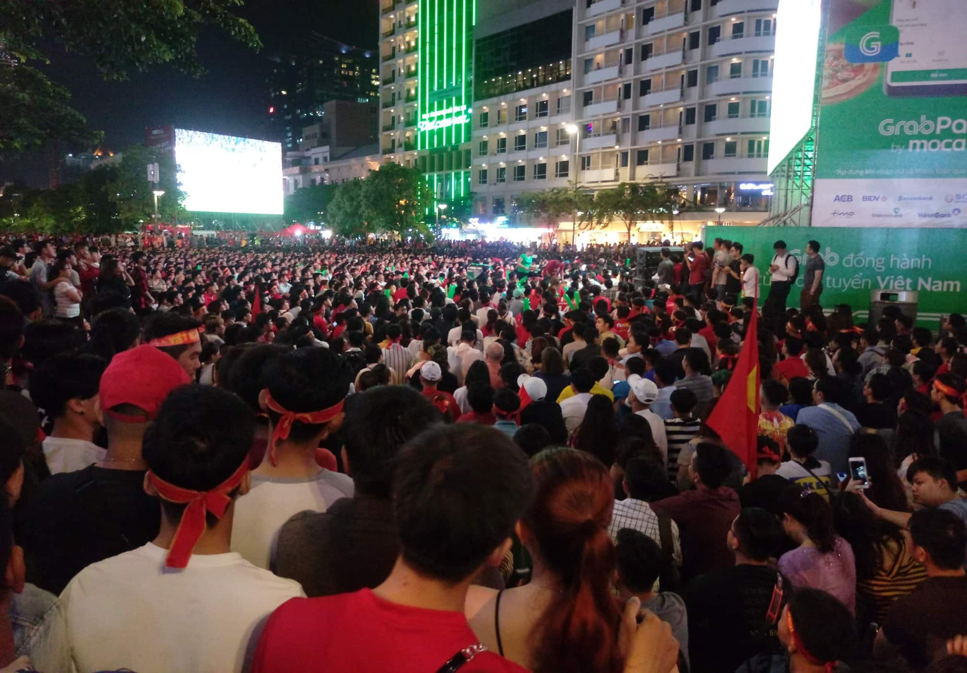 Những cung bậc cảm xúc của CĐV ở chung kết lượt đi AFF Cup ảnh 4
