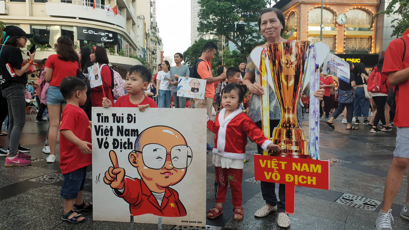 Cổ động viên vỡ òa sau bàn mở tỷ số của Anh Đức ảnh 24