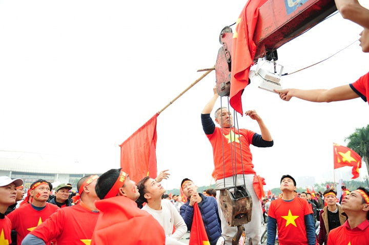 Cổ động viên vỡ òa sau bàn mở tỷ số của Anh Đức ảnh 29