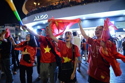 Cả nước xuống đường mừng tuyển Việt Nam vào chung kết AFF Cup ảnh 16