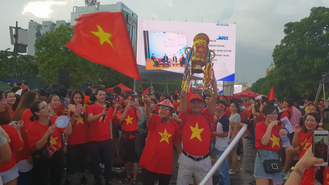 Cổ động viên vỡ òa sau bàn mở tỷ số của Anh Đức ảnh 22