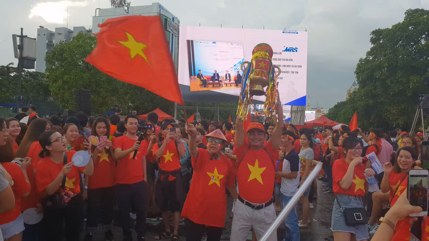 Cổ động viên vỡ òa sau bàn mở tỷ số của Anh Đức ảnh 22