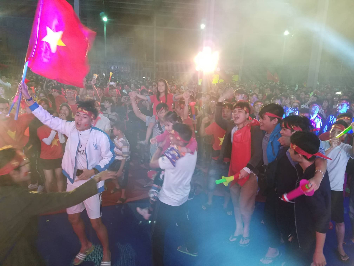 Đêm cuồng nhiệt với chức vô địch AFF Cup 2018 của tuyển Việt Nam ảnh 45