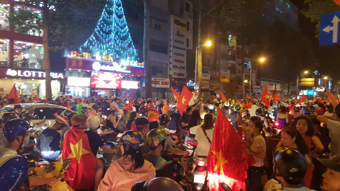 Cả nước xuống đường mừng tuyển Việt Nam vào chung kết AFF Cup ảnh 31