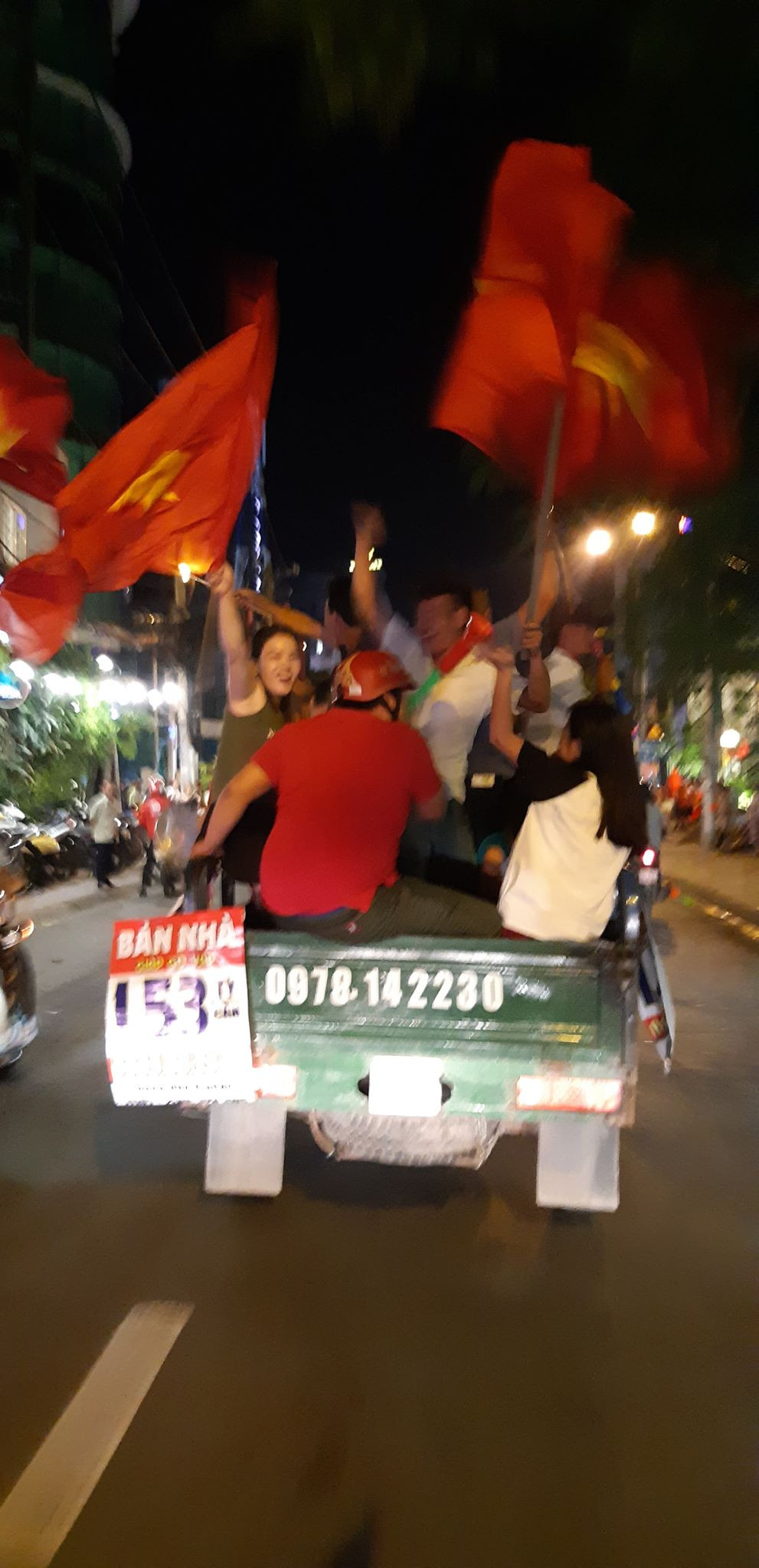 Cả nước xuống đường mừng tuyển Việt Nam vào chung kết AFF Cup ảnh 27