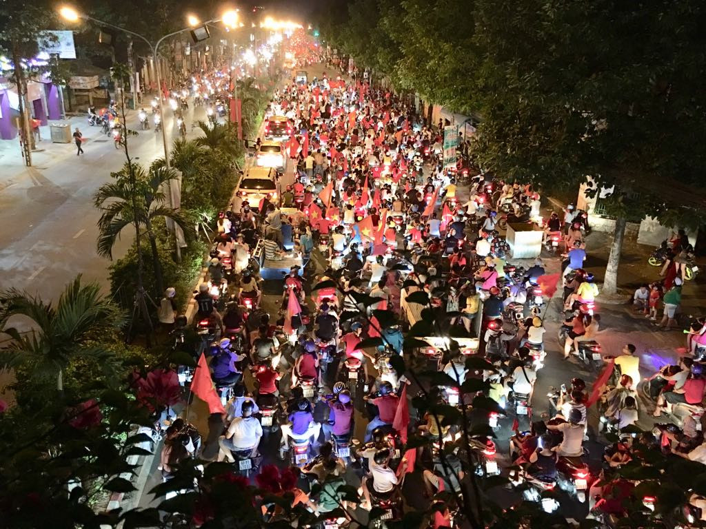 Cả nước xuống đường mừng tuyển Việt Nam vào chung kết AFF Cup ảnh 22