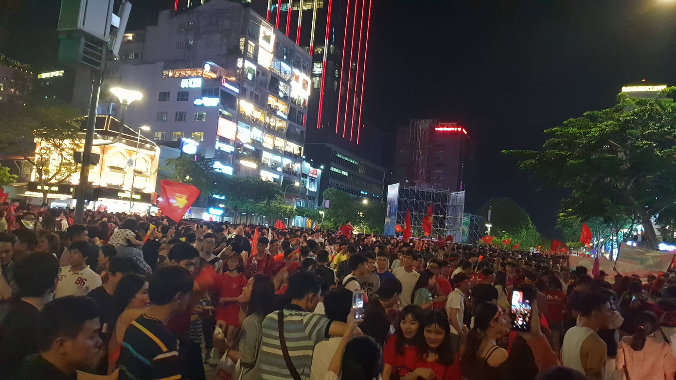 Cả nước xuống đường mừng tuyển Việt Nam vào chung kết AFF Cup ảnh 30