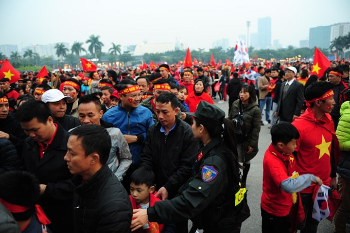 Cổ động viên vỡ òa sau bàn mở tỷ số của Anh Đức ảnh 18