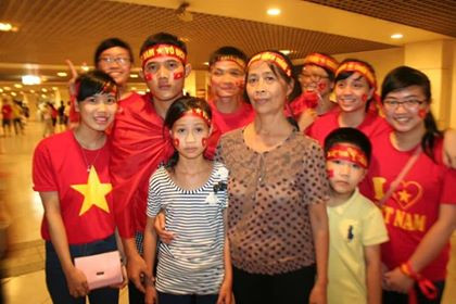 Cả nước xuống đường mừng tuyển Việt Nam vào chung kết AFF Cup ảnh 43