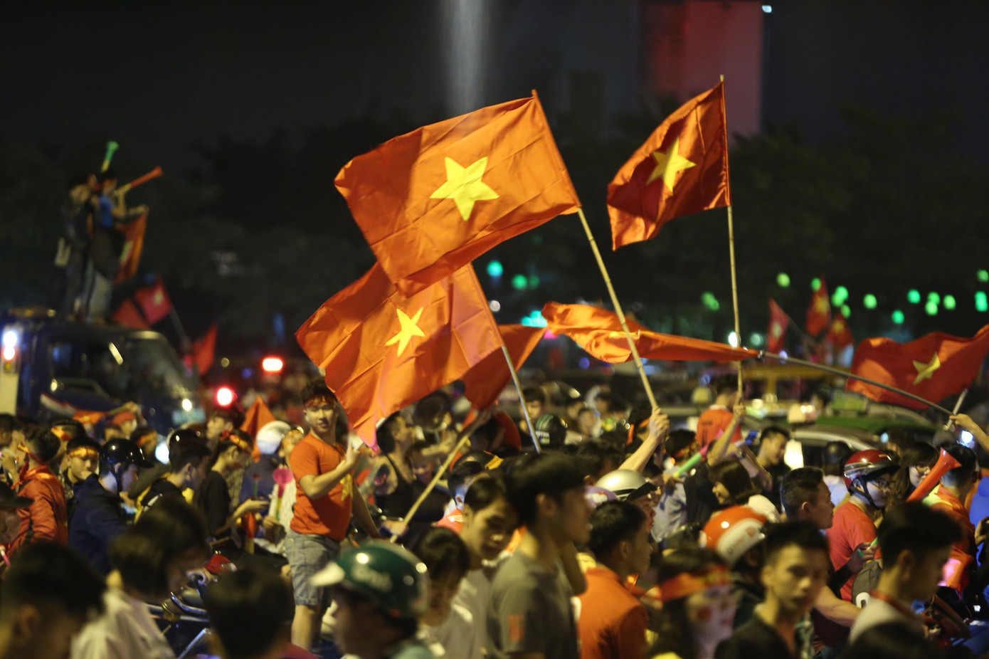 Cả nước xuống đường mừng tuyển Việt Nam vào chung kết AFF Cup ảnh 24