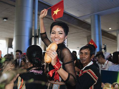 H'Hen Niê cầm bánh mì, nghẹn ngào trong vòng tay fan khi về nước ảnh 5