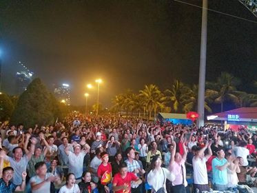 Cả nước xuống đường mừng tuyển Việt Nam vào chung kết AFF Cup ảnh 52