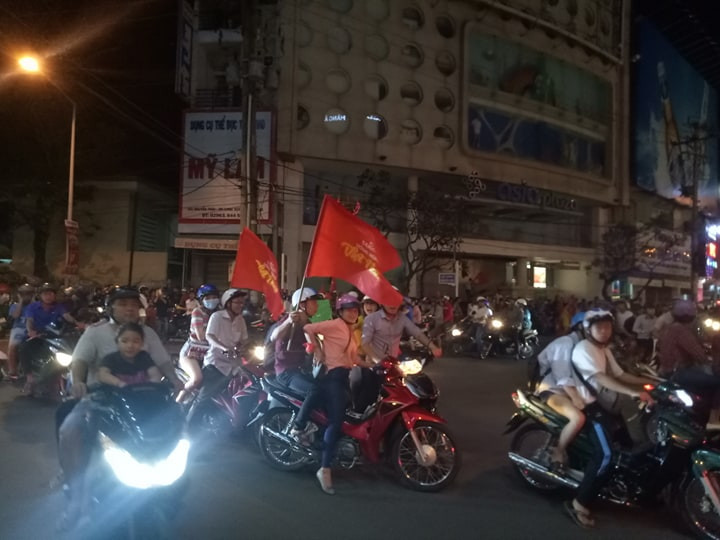 Cả nước xuống đường mừng tuyển Việt Nam vào chung kết AFF Cup ảnh 44