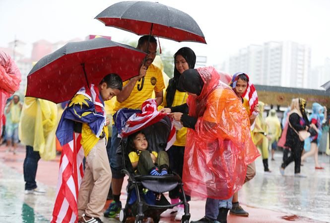 Những cung bậc cảm xúc của CĐV ở chung kết lượt đi AFF Cup ảnh 33