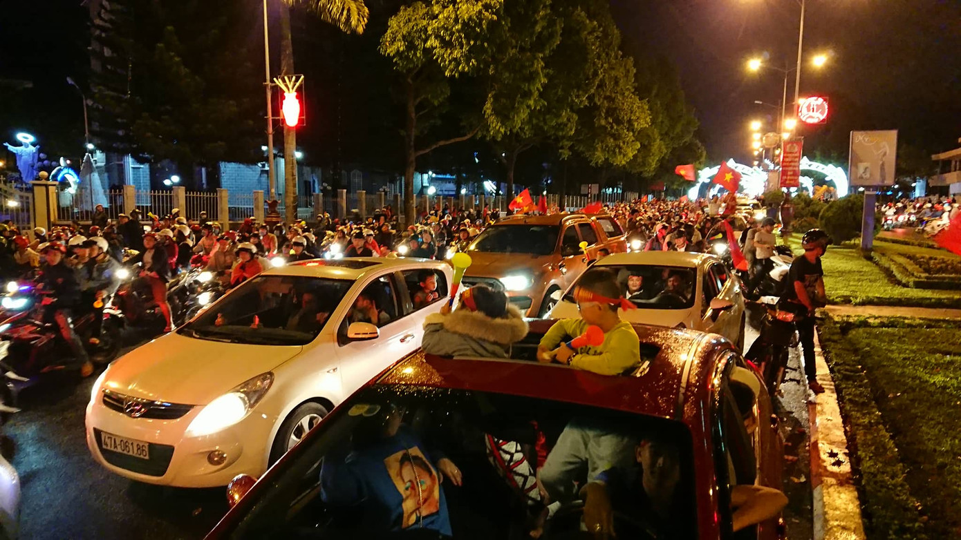 Đêm cuồng nhiệt với chức vô địch AFF Cup 2018 của tuyển Việt Nam ảnh 27