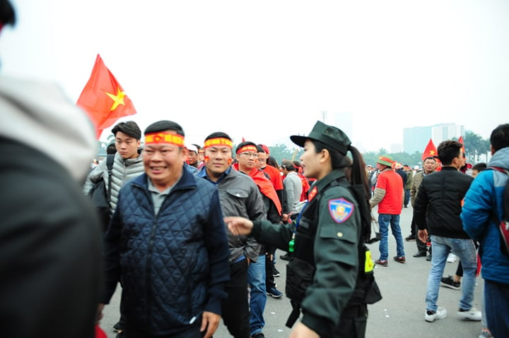 Cổ động viên vỡ òa sau bàn mở tỷ số của Anh Đức ảnh 20