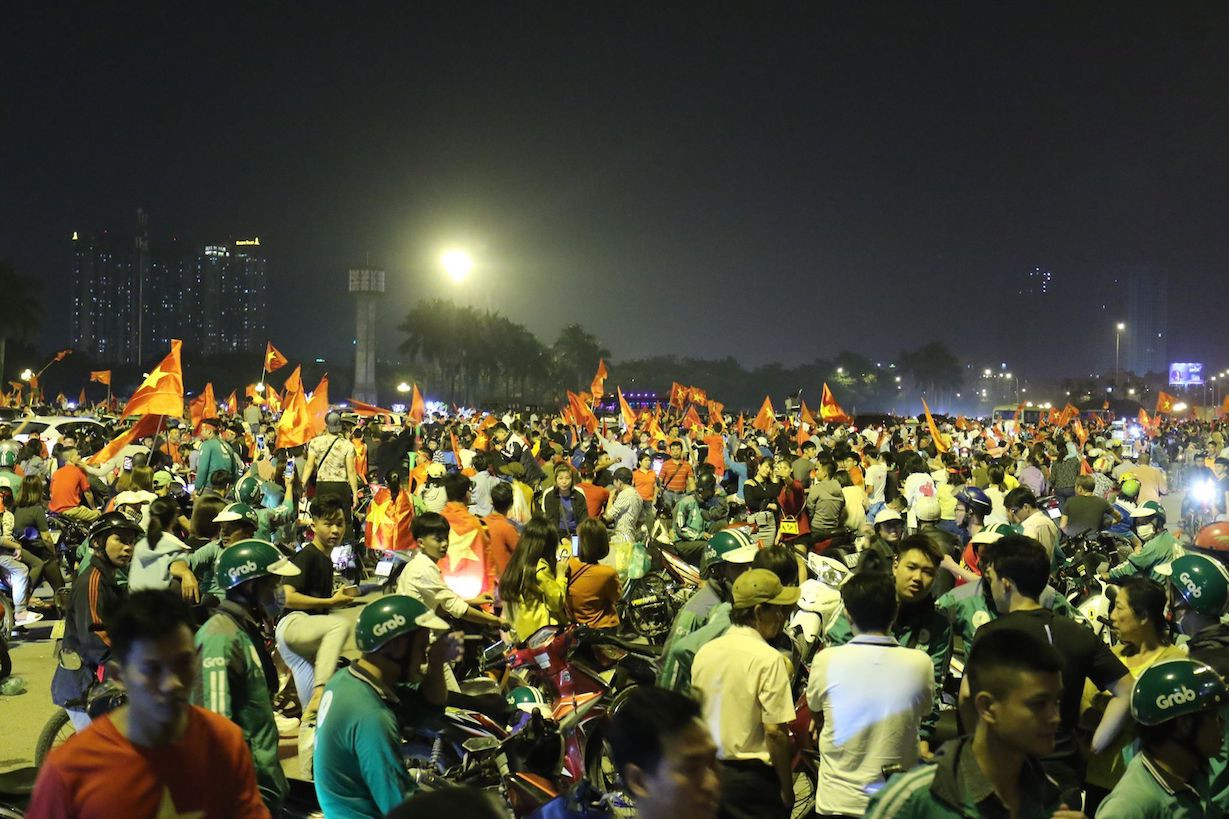 Cả nước xuống đường mừng tuyển Việt Nam vào chung kết AFF Cup ảnh 23