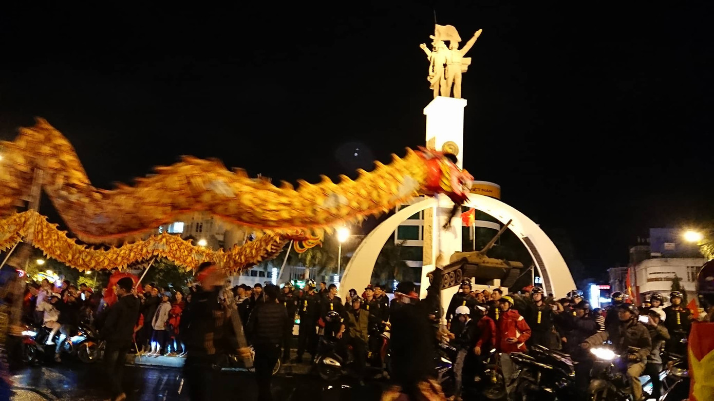 Đêm cuồng nhiệt với chức vô địch AFF Cup 2018 của tuyển Việt Nam ảnh 28