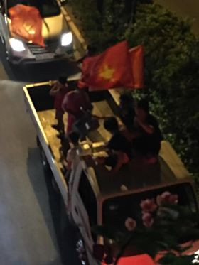 Cả nước xuống đường mừng tuyển Việt Nam vào chung kết AFF Cup ảnh 34