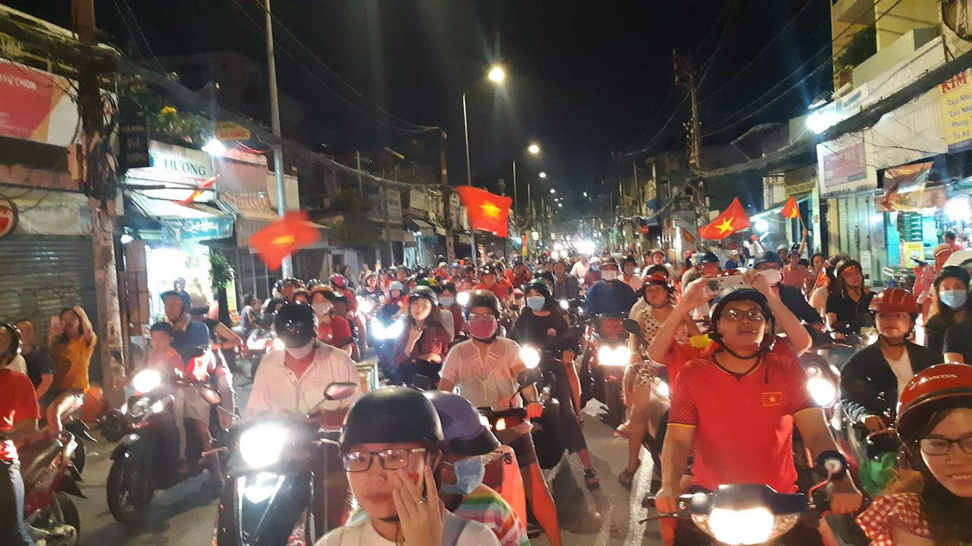 Đêm cuồng nhiệt với chức vô địch AFF Cup 2018 của tuyển Việt Nam ảnh 11