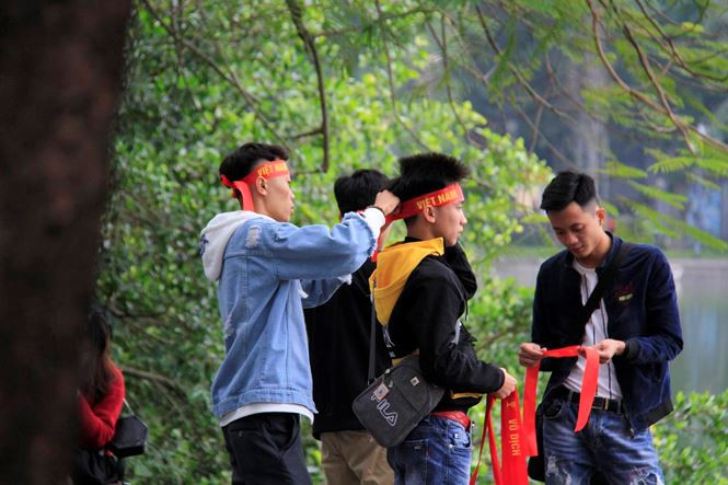 Cổ động viên vỡ òa sau bàn mở tỷ số của Anh Đức ảnh 64