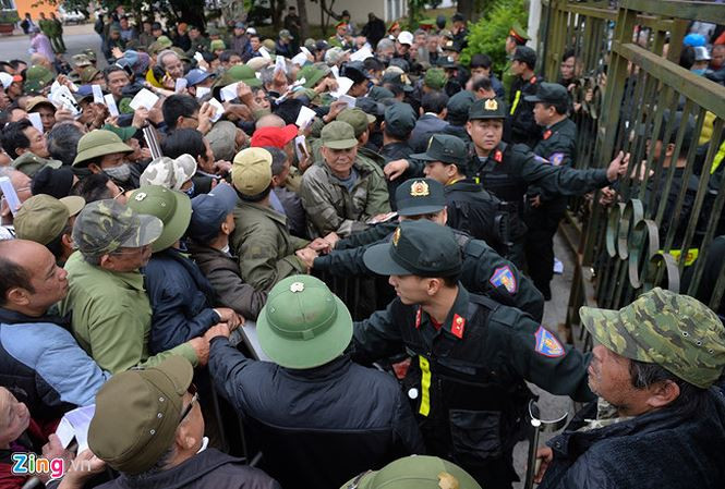 Những cung bậc cảm xúc của CĐV ở chung kết lượt đi AFF Cup ảnh 56