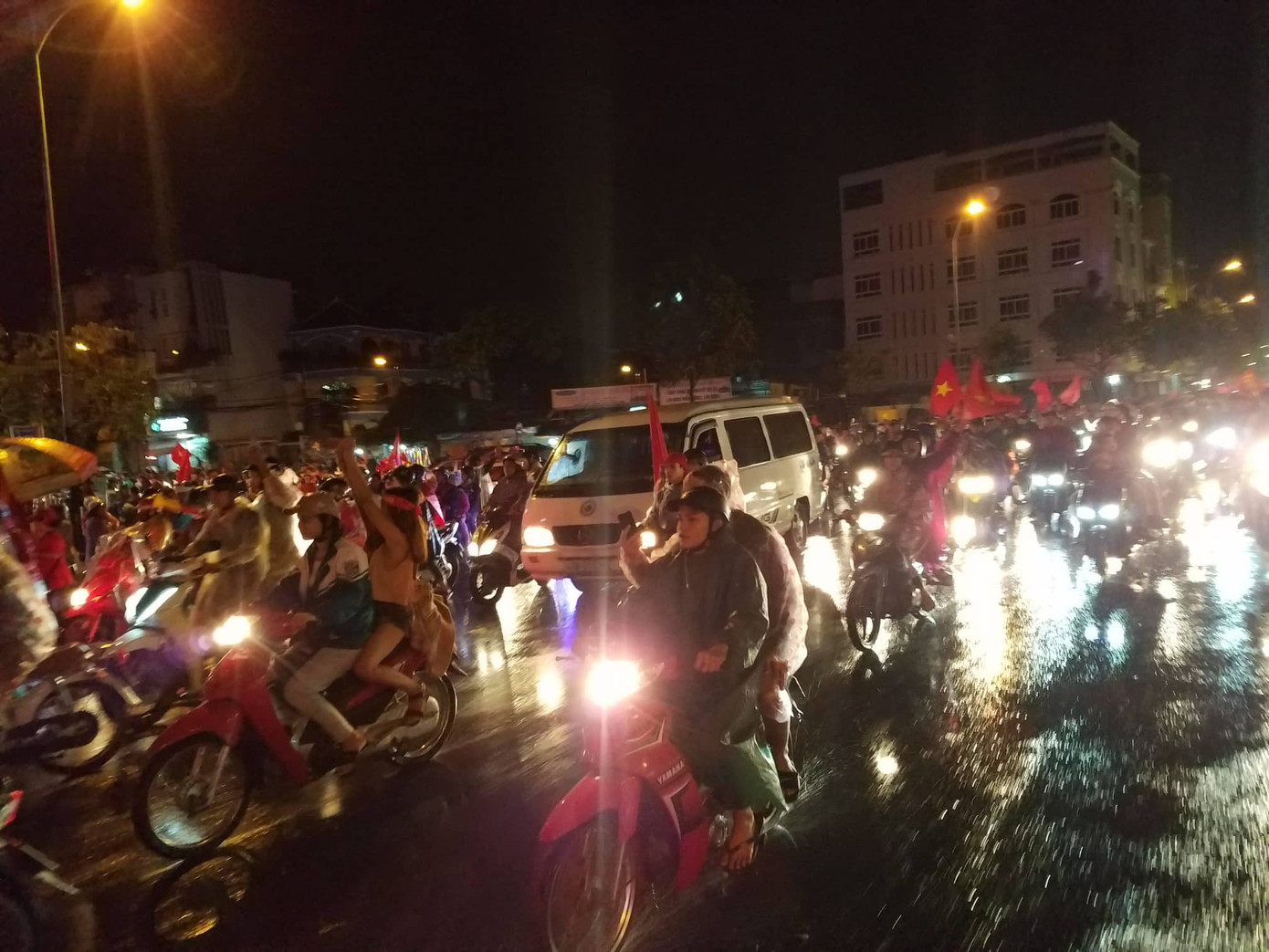 Đêm cuồng nhiệt với chức vô địch AFF Cup 2018 của tuyển Việt Nam ảnh 35