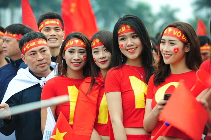 Cổ động viên vỡ òa sau bàn mở tỷ số của Anh Đức ảnh 43