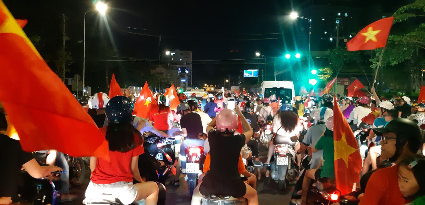 Cả nước xuống đường mừng tuyển Việt Nam vào chung kết AFF Cup ảnh 25