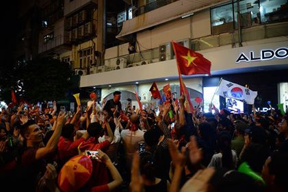 Cả nước xuống đường mừng tuyển Việt Nam vào chung kết AFF Cup ảnh 19