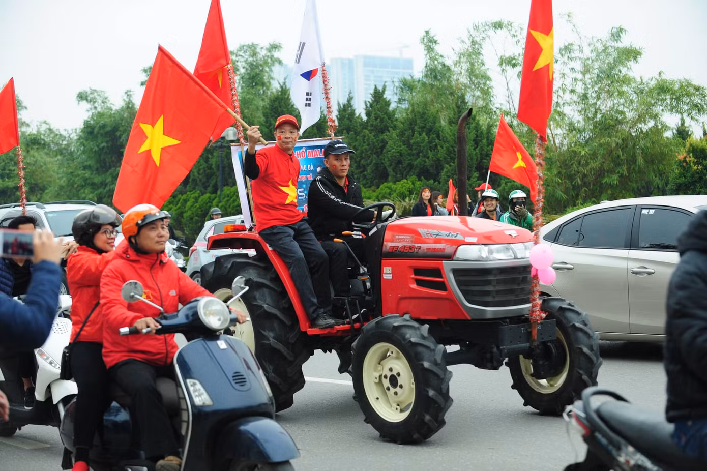 Cổ động viên vỡ òa sau bàn mở tỷ số của Anh Đức ảnh 58