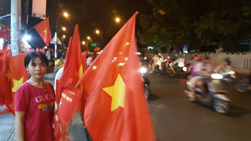 Cả nước xuống đường mừng tuyển Việt Nam vào chung kết AFF Cup ảnh 42