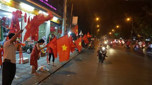 Cả nước xuống đường mừng tuyển Việt Nam vào chung kết AFF Cup ảnh 41