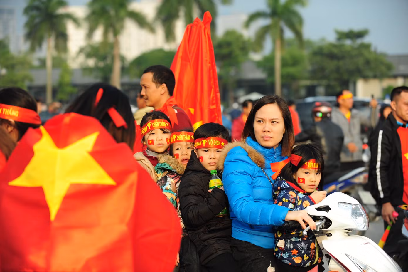 Cổ động viên vỡ òa sau bàn mở tỷ số của Anh Đức ảnh 35
