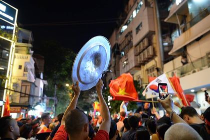 Cả nước xuống đường mừng tuyển Việt Nam vào chung kết AFF Cup ảnh 18