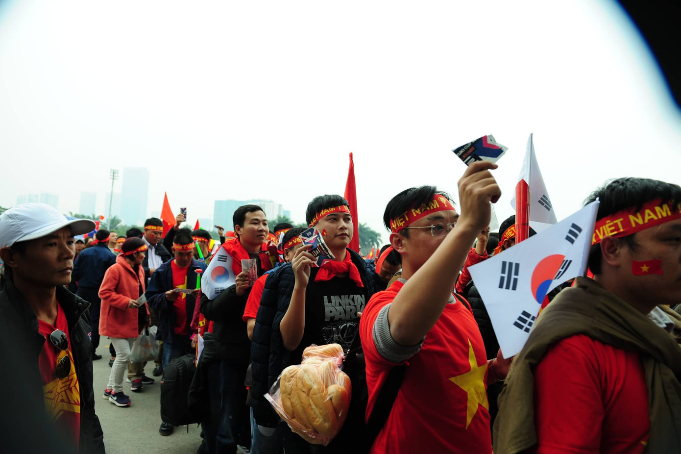 Cổ động viên vỡ òa sau bàn mở tỷ số của Anh Đức ảnh 47