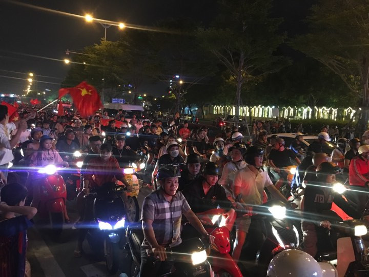 Cả nước xuống đường mừng tuyển Việt Nam vào chung kết AFF Cup ảnh 47